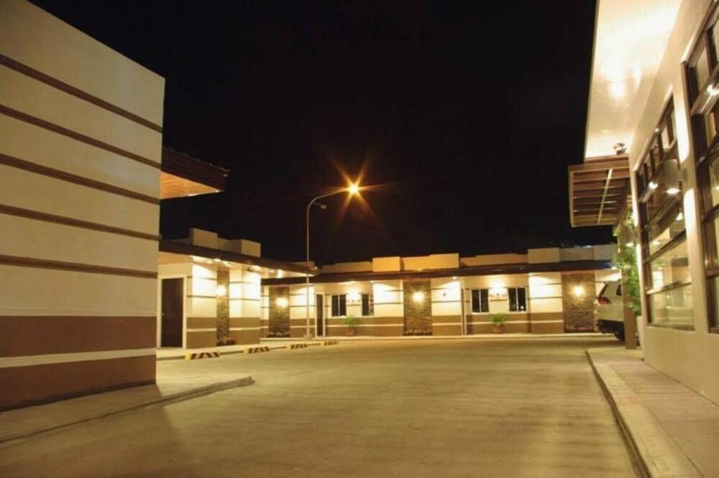 The Red Palm Suites And Restaurant Butuan City ภายนอก รูปภาพ
